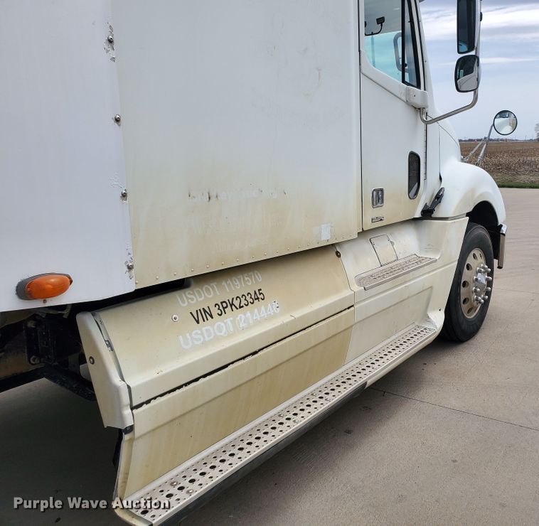 image for item GO9132 2003 Freightliner Columbia semi truck