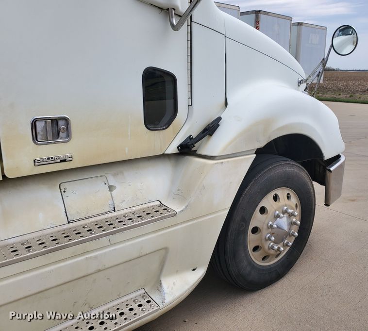 image for item GO9132 2003 Freightliner Columbia semi truck
