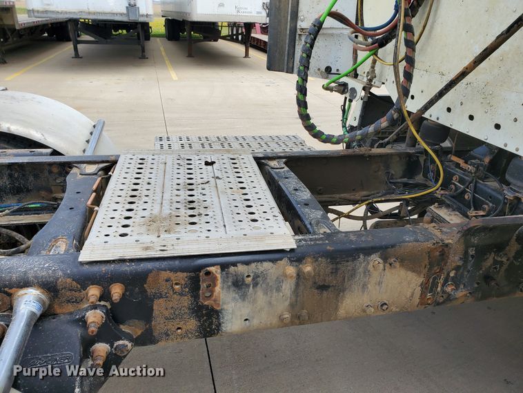 image for item GO9132 2003 Freightliner Columbia semi truck