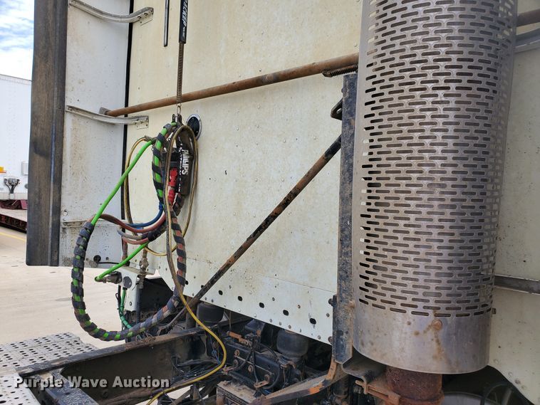 image for item GO9132 2003 Freightliner Columbia semi truck