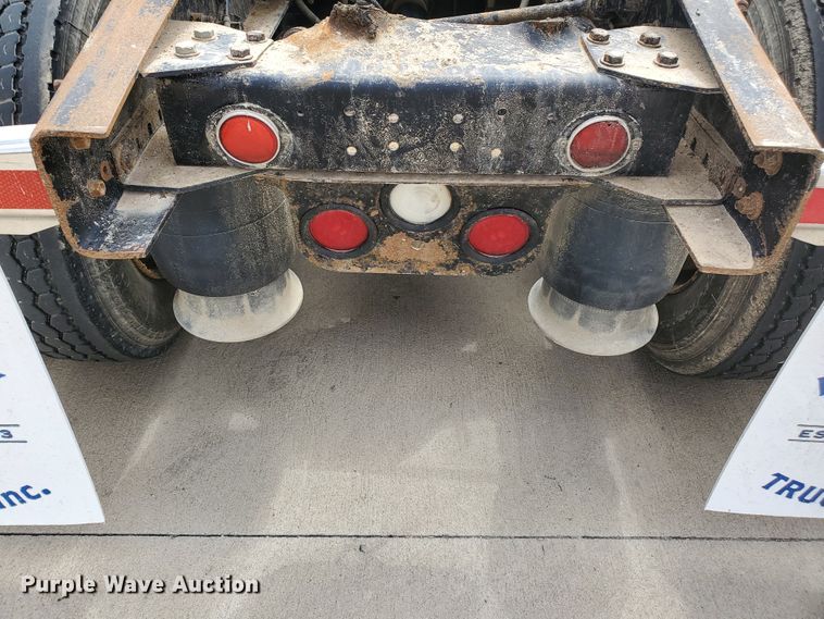 image for item GO9132 2003 Freightliner Columbia semi truck