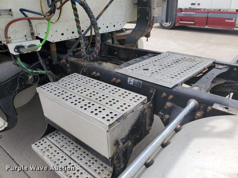 image for item GO9132 2003 Freightliner Columbia semi truck