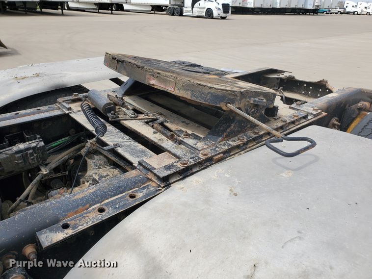 image for item GO9132 2003 Freightliner Columbia semi truck