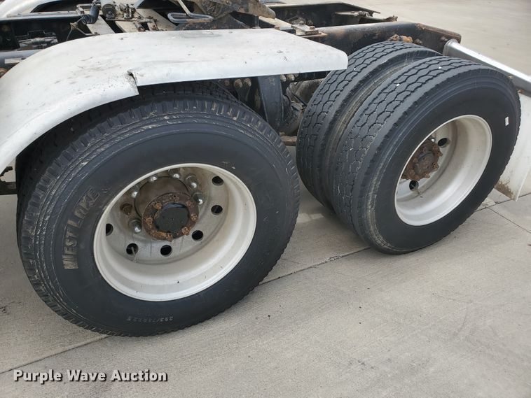 image for item GO9132 2003 Freightliner Columbia semi truck