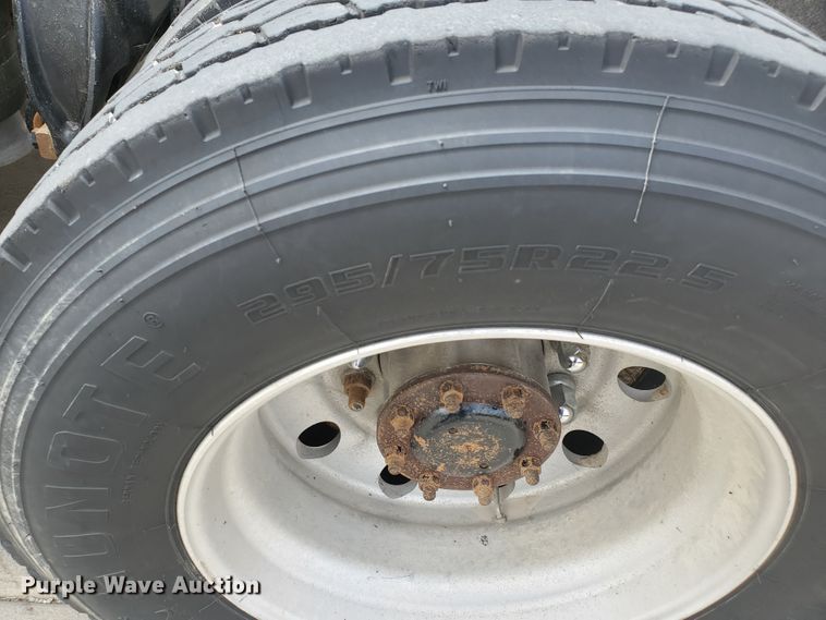 image for item GO9132 2003 Freightliner Columbia semi truck