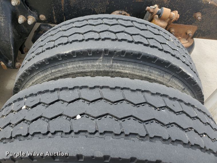 image for item GO9132 2003 Freightliner Columbia semi truck