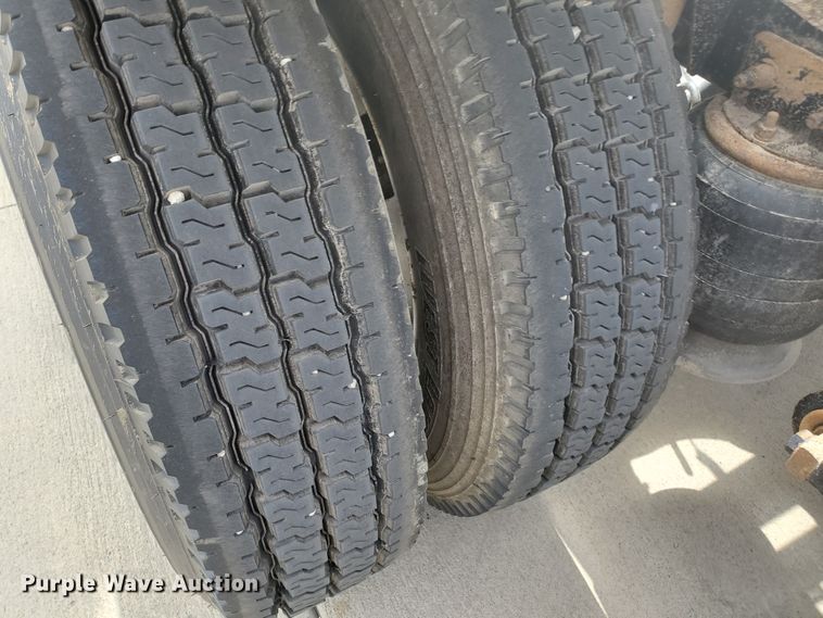 image for item GO9132 2003 Freightliner Columbia semi truck