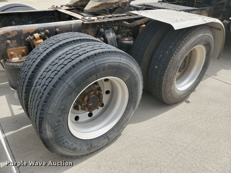 image for item GO9132 2003 Freightliner Columbia semi truck