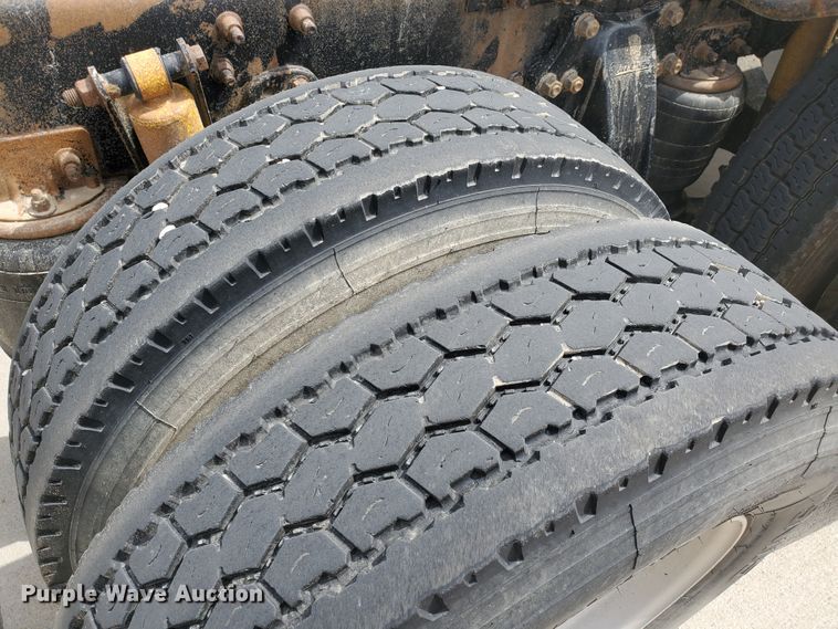 image for item GO9132 2003 Freightliner Columbia semi truck