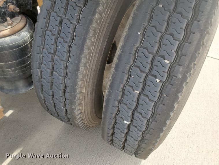 image for item GO9132 2003 Freightliner Columbia semi truck