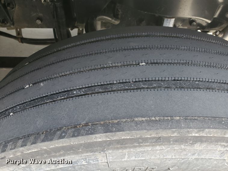 image for item GO9132 2003 Freightliner Columbia semi truck