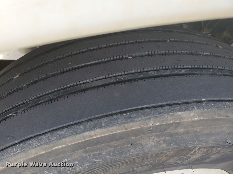 image for item GO9132 2003 Freightliner Columbia semi truck