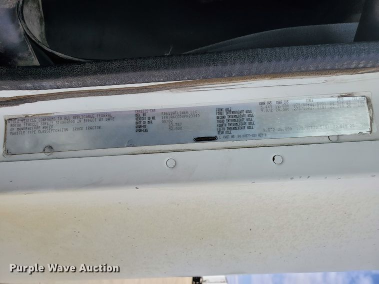 image for item GO9132 2003 Freightliner Columbia semi truck