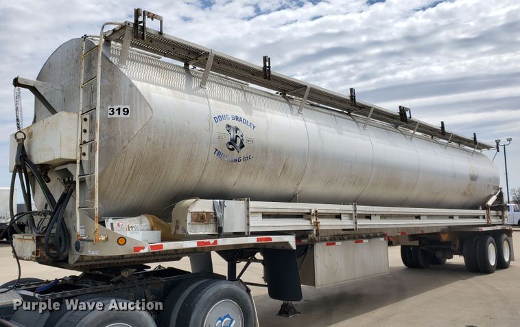 image for item GO9133 1988 Ledwell Paddle Wagon feed delivery trailer