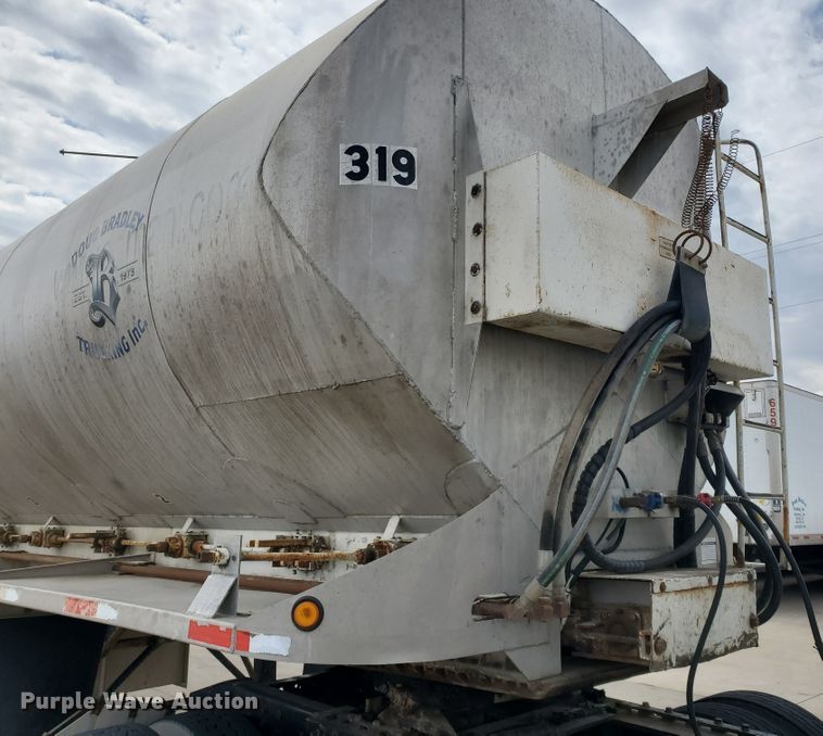 image for item GO9133 1988 Ledwell Paddle Wagon feed delivery trailer
