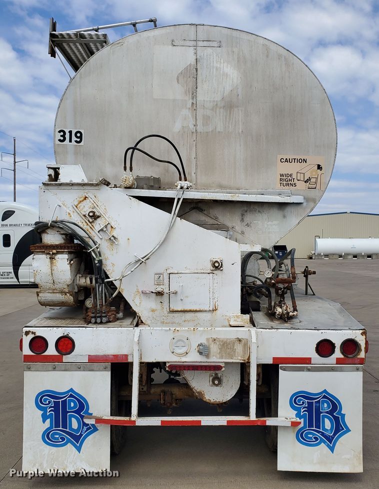 image for item GO9133 1988 Ledwell Paddle Wagon feed delivery trailer