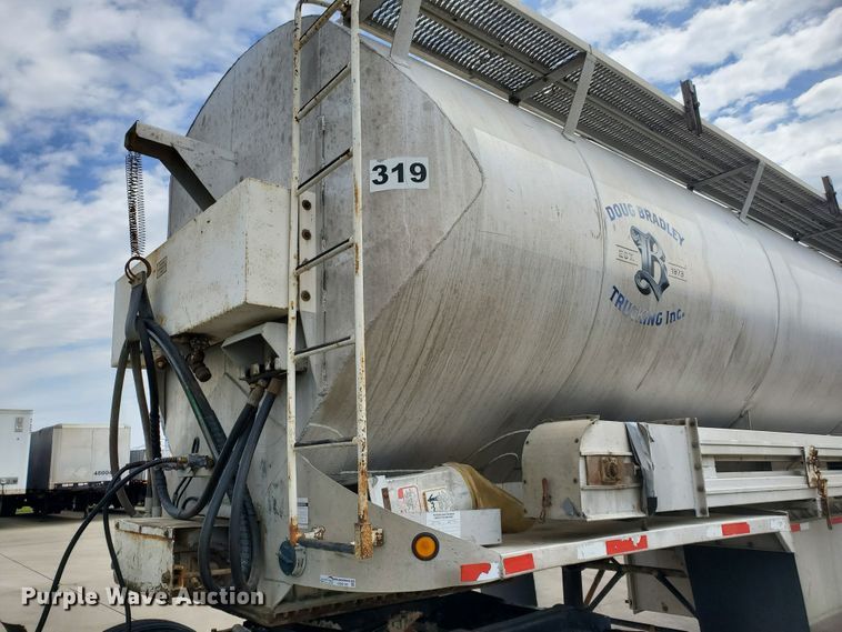 image for item GO9133 1988 Ledwell Paddle Wagon feed delivery trailer