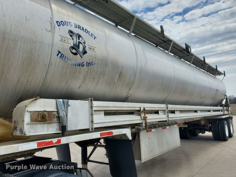 image for item GO9133 1988 Ledwell Paddle Wagon feed delivery trailer