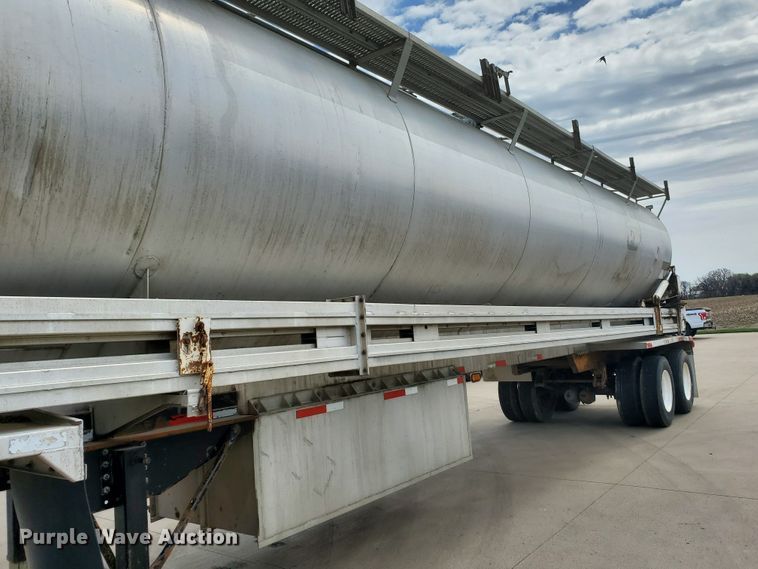 image for item GO9133 1988 Ledwell Paddle Wagon feed delivery trailer