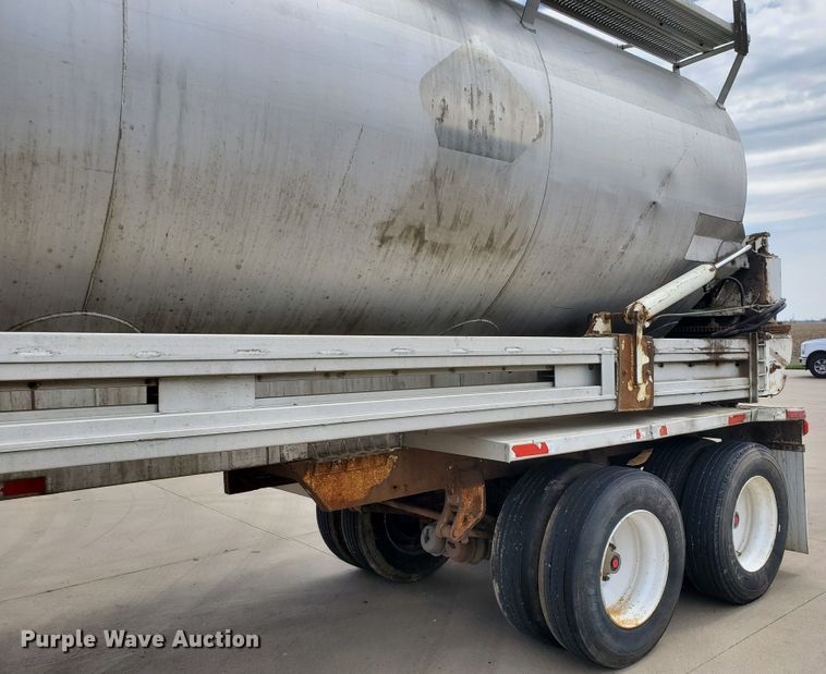 image for item GO9133 1988 Ledwell Paddle Wagon feed delivery trailer