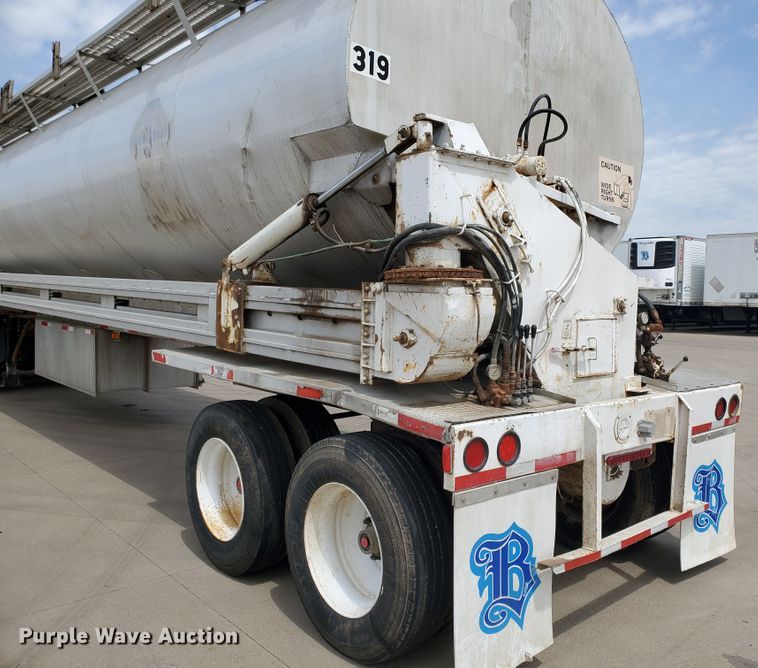 image for item GO9133 1988 Ledwell Paddle Wagon feed delivery trailer