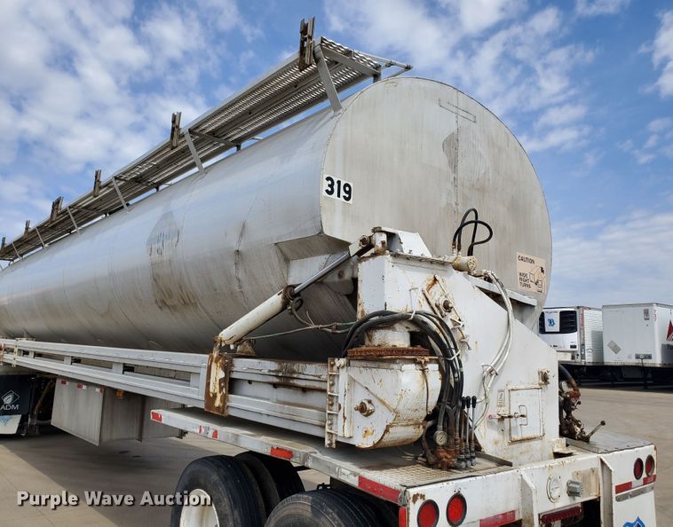 image for item GO9133 1988 Ledwell Paddle Wagon feed delivery trailer