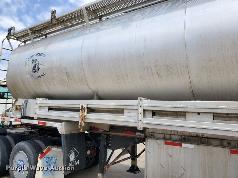 image for item GO9133 1988 Ledwell Paddle Wagon feed delivery trailer