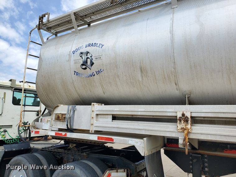 image for item GO9133 1988 Ledwell Paddle Wagon feed delivery trailer