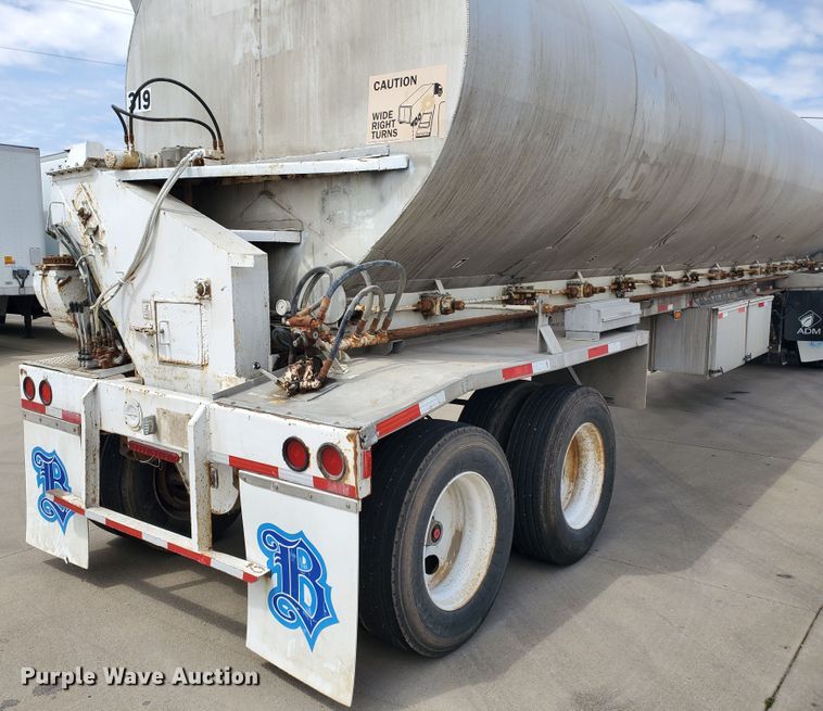 image for item GO9133 1988 Ledwell Paddle Wagon feed delivery trailer