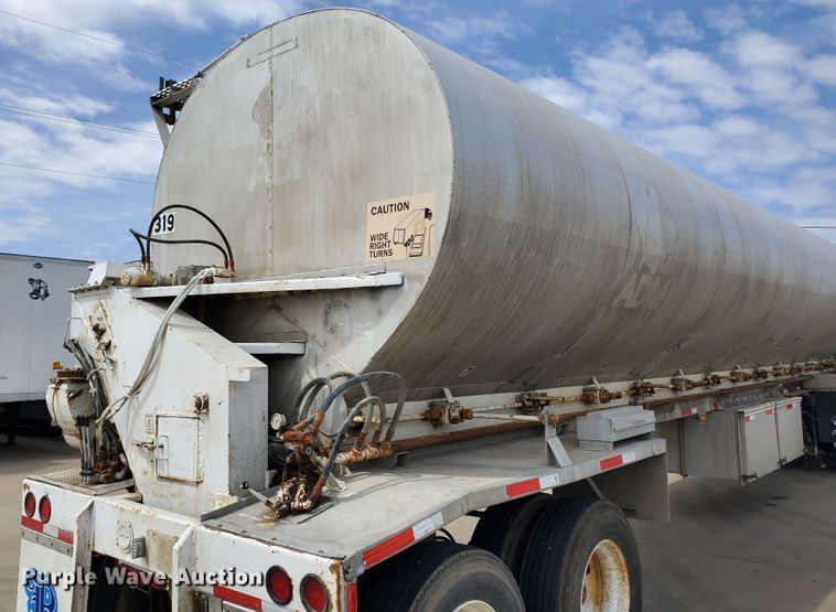 image for item GO9133 1988 Ledwell Paddle Wagon feed delivery trailer