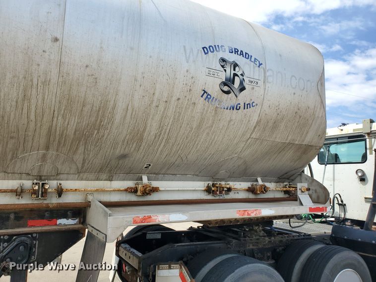 image for item GO9133 1988 Ledwell Paddle Wagon feed delivery trailer