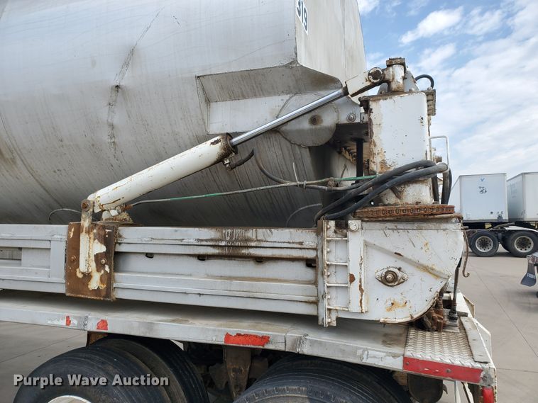 image for item GO9133 1988 Ledwell Paddle Wagon feed delivery trailer