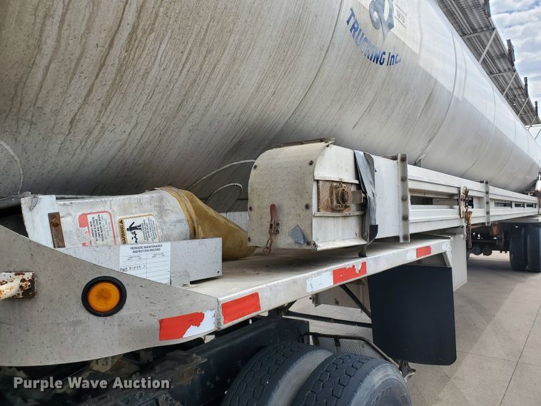 image for item GO9133 1988 Ledwell Paddle Wagon feed delivery trailer