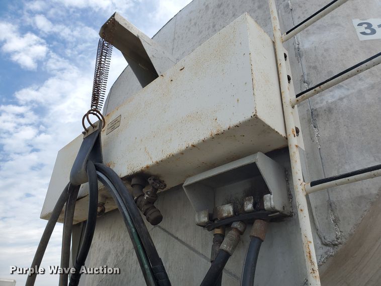 image for item GO9133 1988 Ledwell Paddle Wagon feed delivery trailer