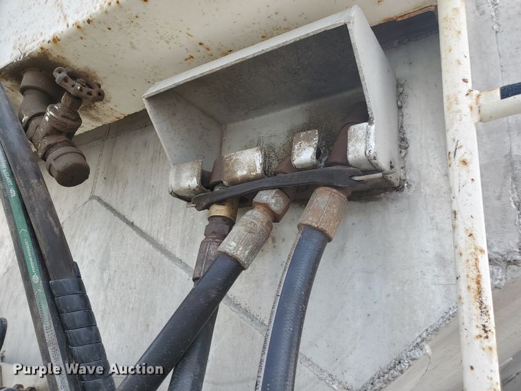 image for item GO9133 1988 Ledwell Paddle Wagon feed delivery trailer
