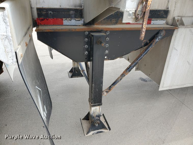 image for item GO9133 1988 Ledwell Paddle Wagon feed delivery trailer