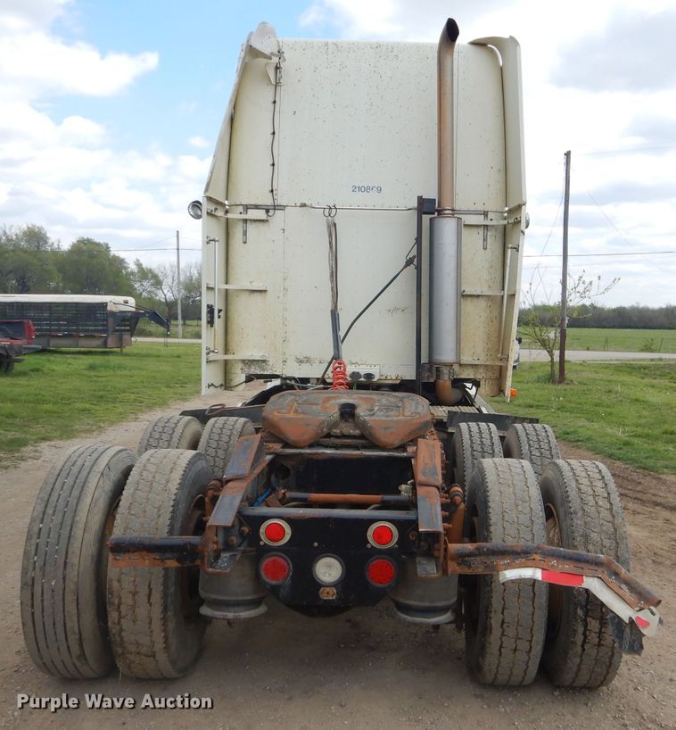 image for item GP9037 1998 Freightliner semi truck