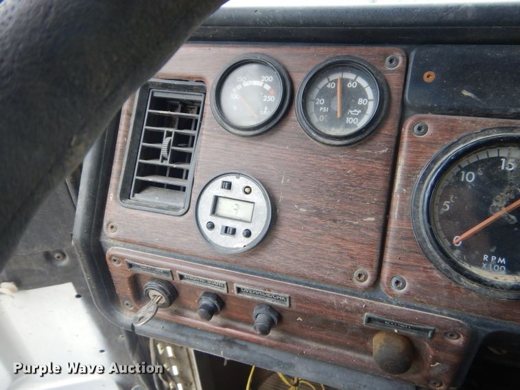 image for item GP9037 1998 Freightliner semi truck