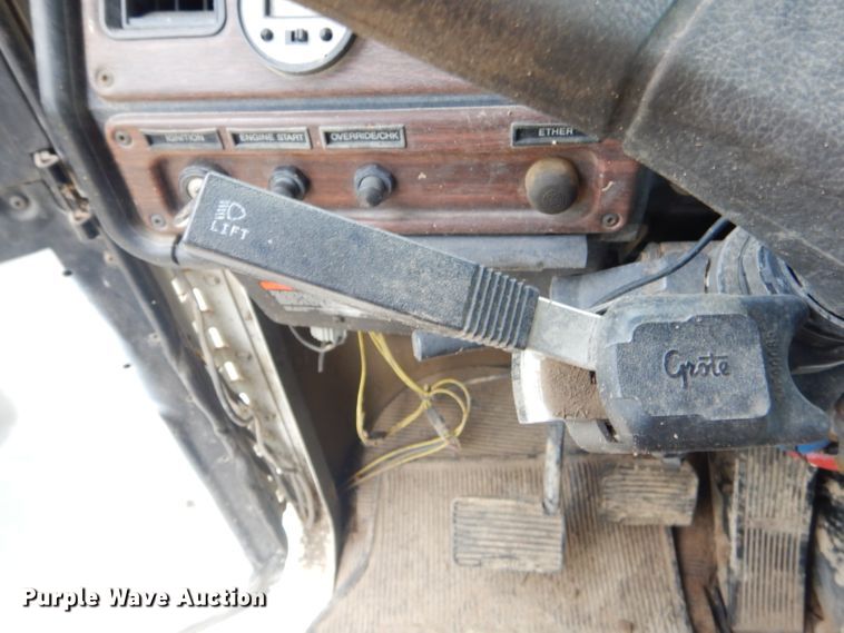 image for item GP9037 1998 Freightliner semi truck