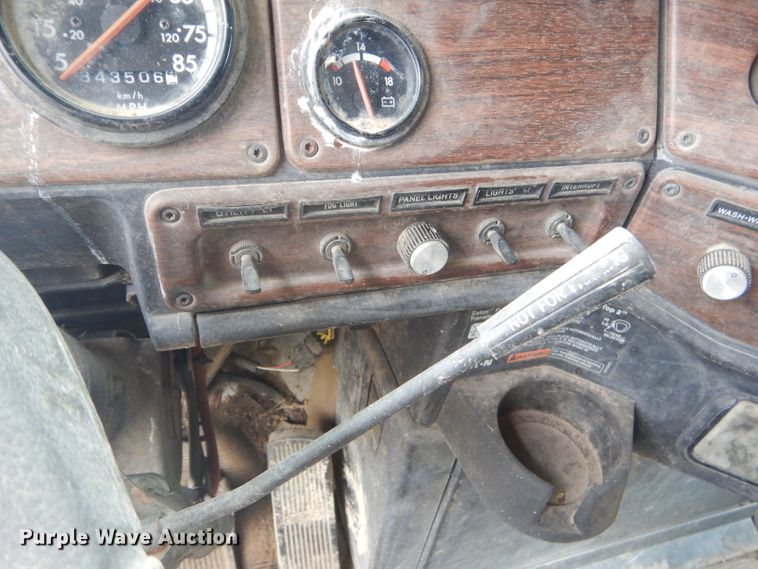 image for item GP9037 1998 Freightliner semi truck