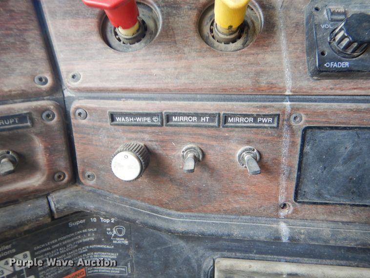 image for item GP9037 1998 Freightliner semi truck