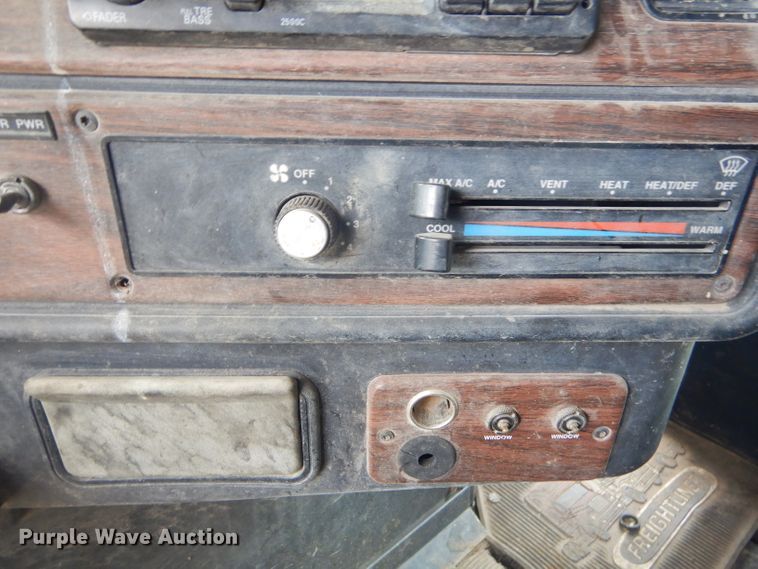 image for item GP9037 1998 Freightliner semi truck