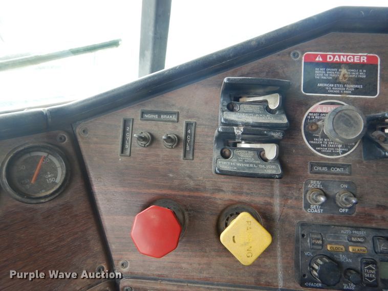 image for item GP9037 1998 Freightliner semi truck