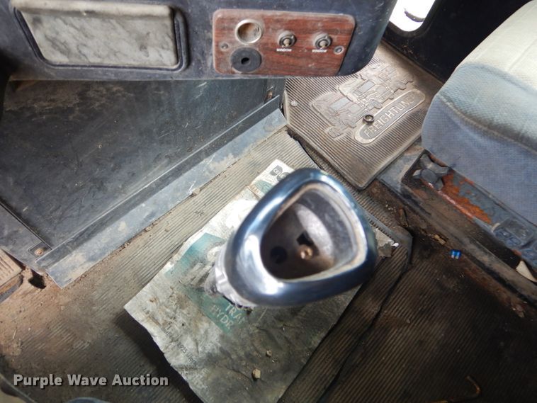 image for item GP9037 1998 Freightliner semi truck