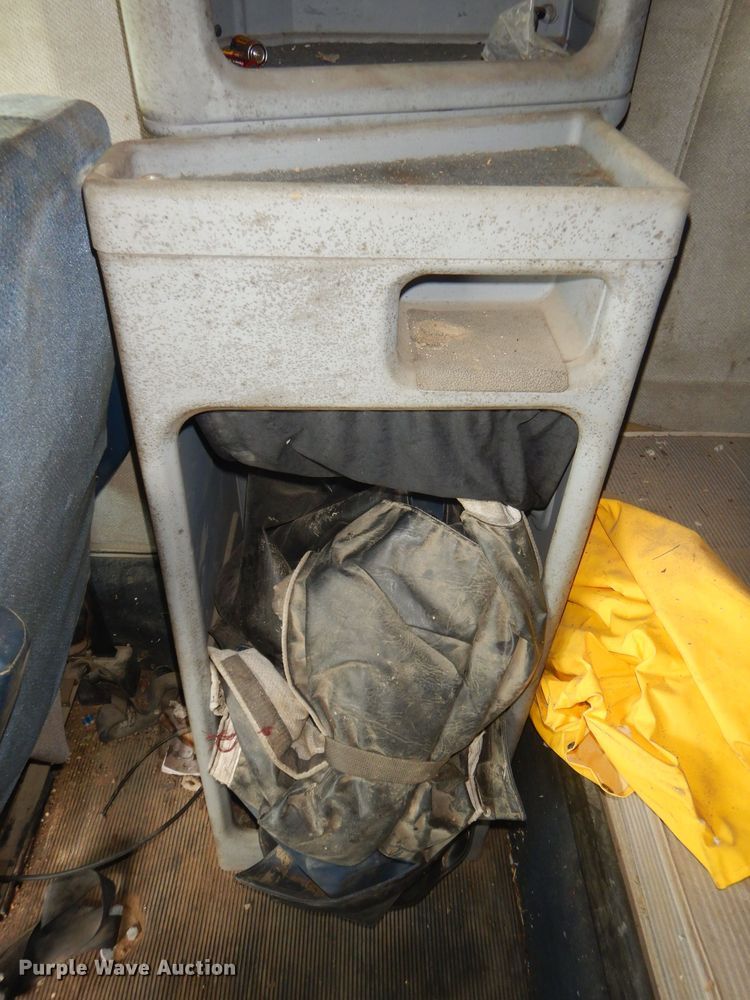 image for item GP9037 1998 Freightliner semi truck