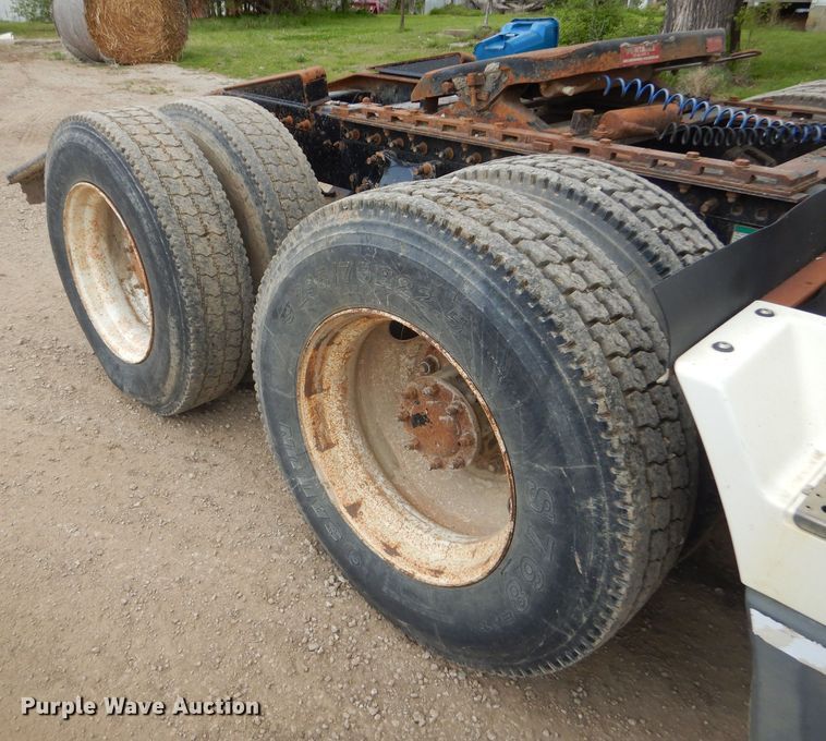 image for item GP9037 1998 Freightliner semi truck