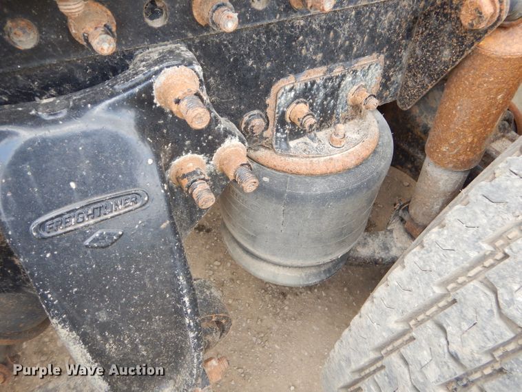 image for item GP9037 1998 Freightliner semi truck