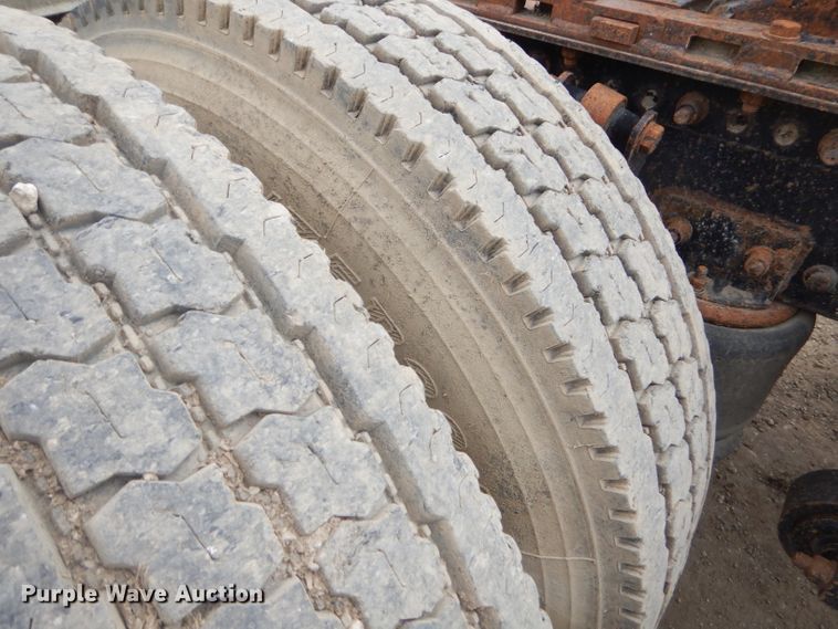 image for item GP9037 1998 Freightliner semi truck