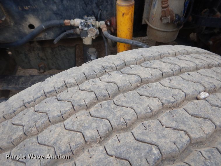 image for item GP9037 1998 Freightliner semi truck