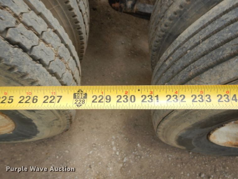 image for item GP9037 1998 Freightliner semi truck